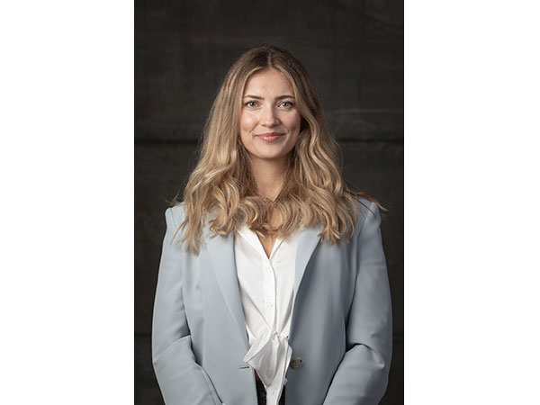 Petra biträdande jurist
